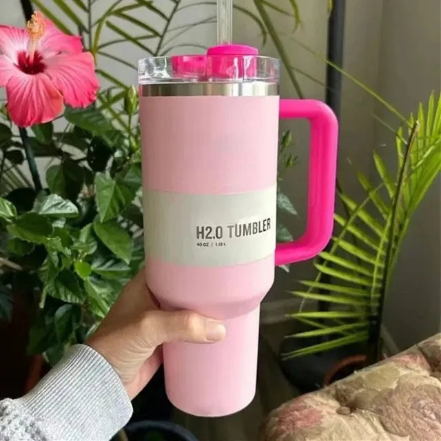 Rosa H2.0 Tumbler 40 oz mit Henkel, doppelwandig, Kunststoff, ideal für kalte Getränke.