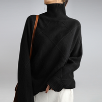 Frau in schwarzem Rollkragenpullover aus Strick, modisch, elegant, Herbstmode, Damenbekleidung.