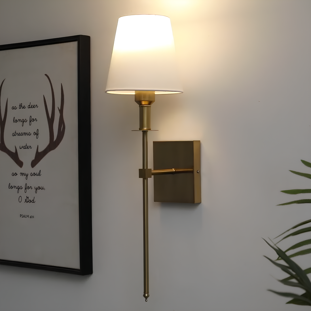 Goldene Wandleuchte mit weißem Lampenschirm, modernes Design, Innenbeleuchtung, Wohnzimmer.