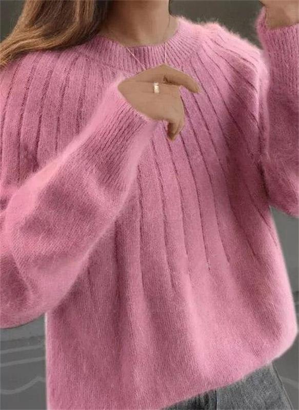 Frau in rosa Strickpullover aus Wolle, modisch, gemütlich, Herbstmode, Damenbekleidung.