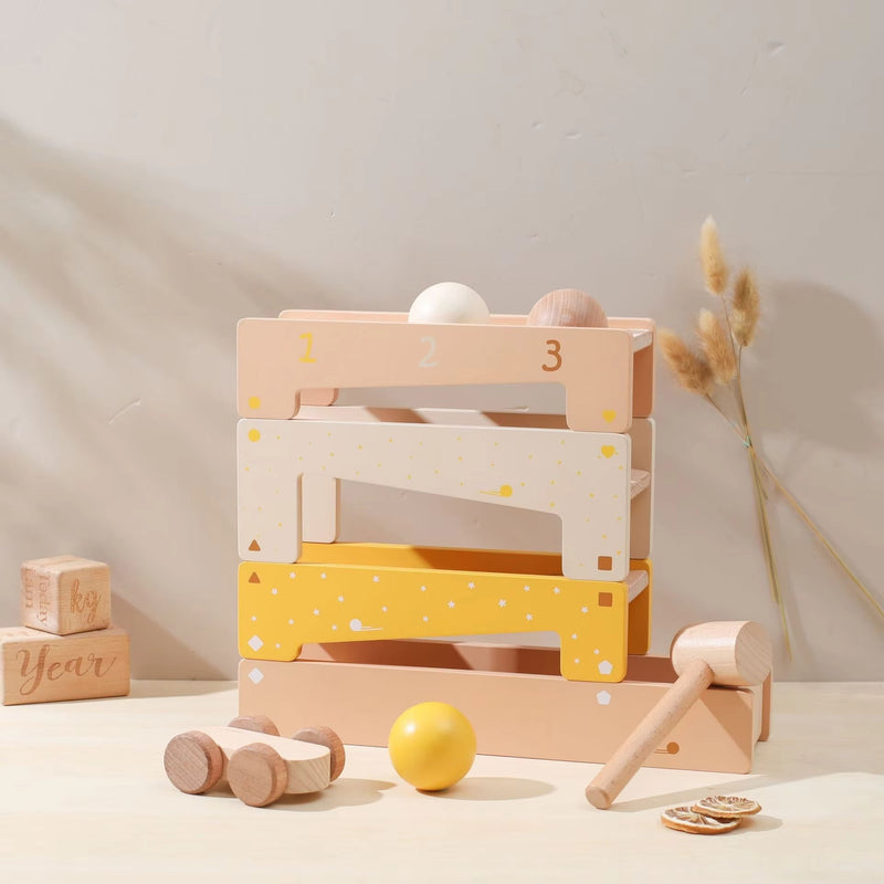 Motorik-Kugelbahn aus Holz mit Hammer und Auto – Spielschub