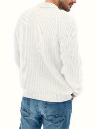 Mann in weißem Strickpullover und blauer Jeans von hinten, lässige Herrenmode.