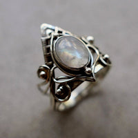 Silberring mit Mondstein, handgefertigt, filigranes Design, Vintage-Stil, Schmuck für Damen.