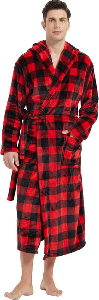Mann im rot-schwarz karierten Bademantel aus Fleece, gemütlich, warm, mit Kapuze und Gürtel.