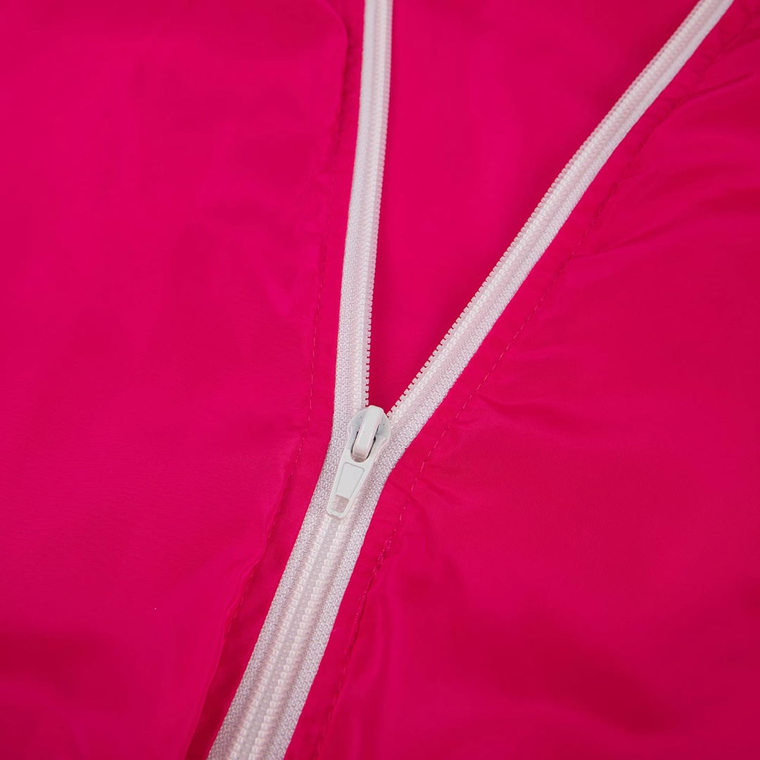 Rosa Reißverschlussjacke aus Nylon, Nahaufnahme, modische Damenbekleidung, Outdoor-Jacke.