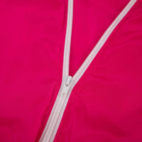 Rosa Reißverschlussjacke aus Nylon, Nahaufnahme, modische Damenbekleidung, Outdoor-Jacke.