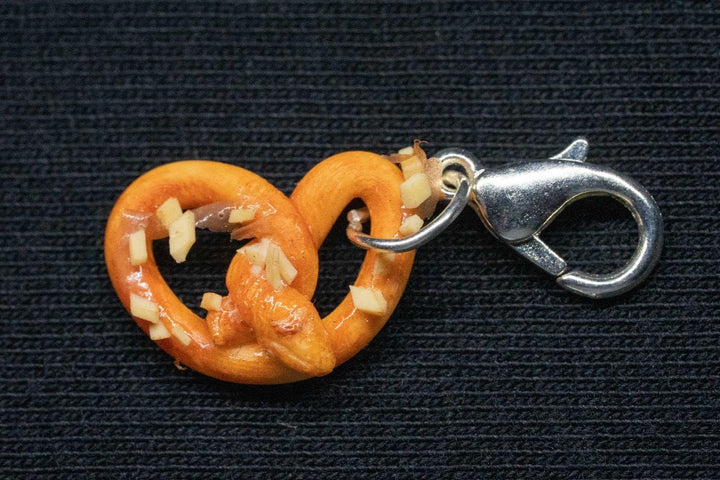 Brezel Charm Anhänger – AlpenBrezn Oktoberfest 2025