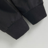 Schwarze Bomberjacke Ärmel, Rippstrickbündchen, modisch, Unisex, Baumwolle, Detailansicht.