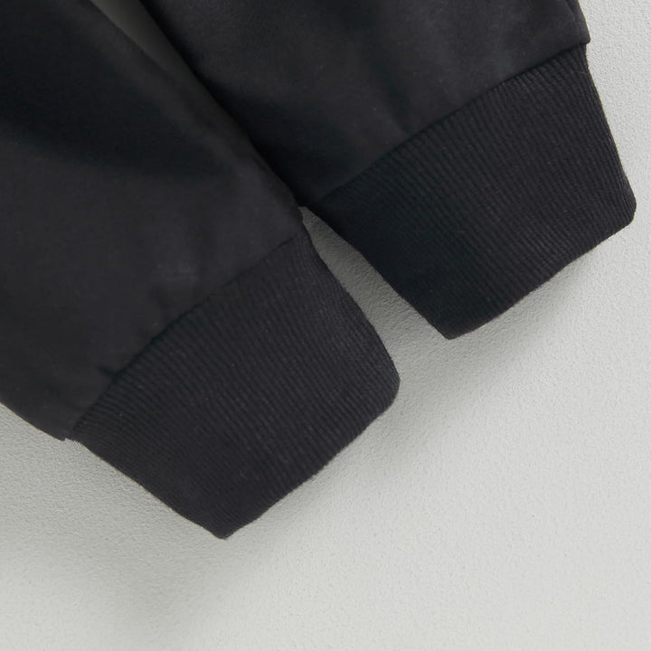 Schwarze Bomberjacke Ärmel, Rippstrickbündchen, modisch, Unisex, Baumwolle, Detailansicht.