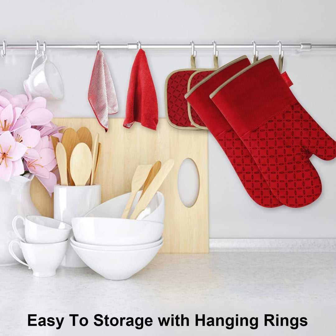Rote Ofenhandschuhe mit Muster, hängend, Küche, hitzebeständig, Baumwolle, Kochzubehör.