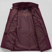 Bordeauxfarbener Herrenmantel, Innenfutter, Reißverschluss, Wintermode, elegant, warm.