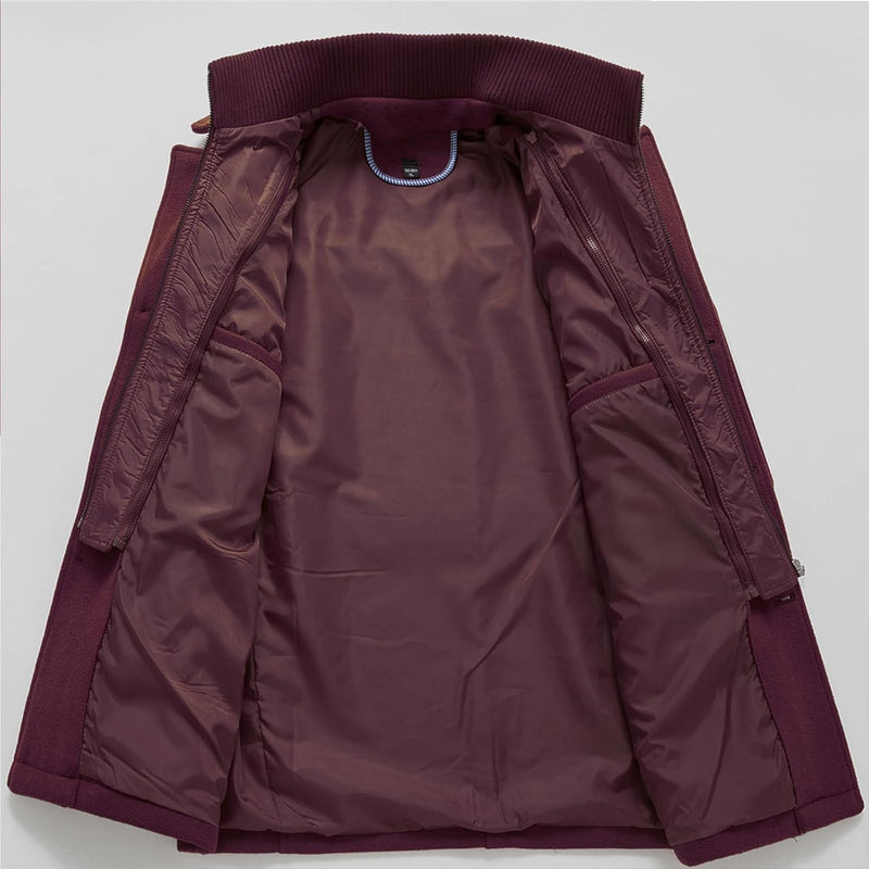 Bordeauxfarbener Herrenmantel, Innenfutter, Reißverschluss, Wintermode, elegant, warm.