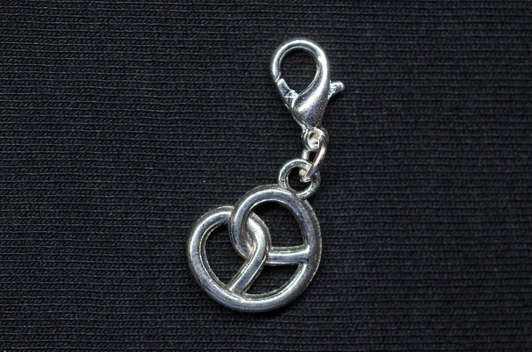 Brezel Charm Anhänger – SilberBrezn Oktoberfest 2025