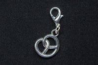 Brezel Charm Anhänger – SilberBrezn Oktoberfest 2025