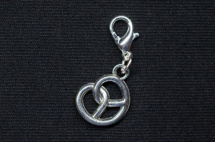 Brezel Charm Anhänger – SilberBrezn Oktoberfest 2025
