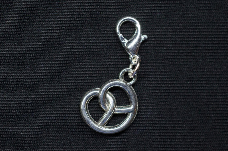 Brezel Charm Anhänger – SilberBrezn Oktoberfest 2025