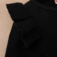 Schwarzes geripptes Oberteil mit Rüschenärmel, Damenmode, Baumwolle, elegant, stilvoll.