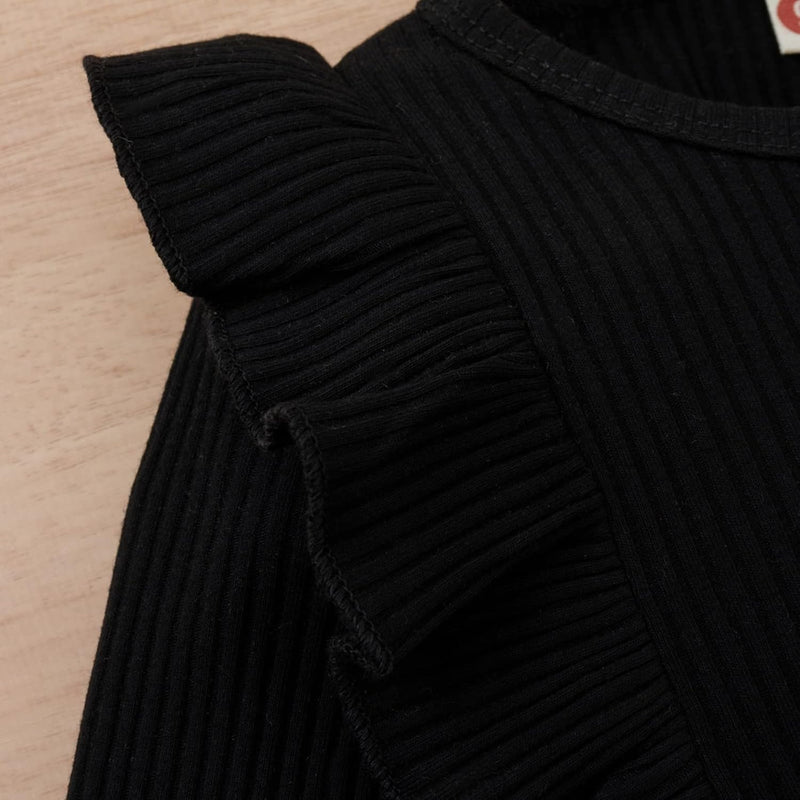 Schwarzes geripptes Oberteil mit Rüschenärmel, Damenmode, Baumwolle, elegant, stilvoll.