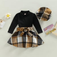 Schwarz-braunes Kinderkleid mit Karomuster, Langarm, passender Hut, Herbstmode.