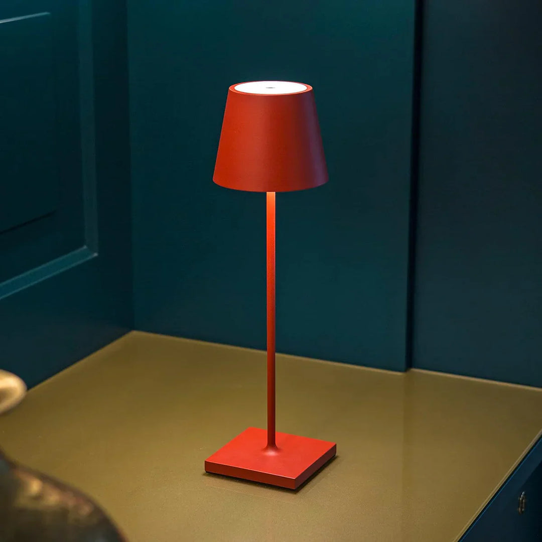 Rote Tischlampe, modernes Design, Metall, LED-Beleuchtung, minimalistischer Stil, Wohnzimmer.
