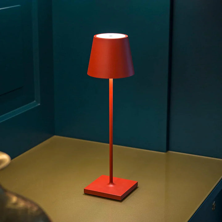 Rote Tischlampe, modernes Design, Metall, LED-Beleuchtung, minimalistischer Stil, Wohnzimmer.