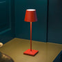 Rote Tischlampe, modernes Design, Metall, LED-Beleuchtung, minimalistischer Stil, Wohnzimmer.