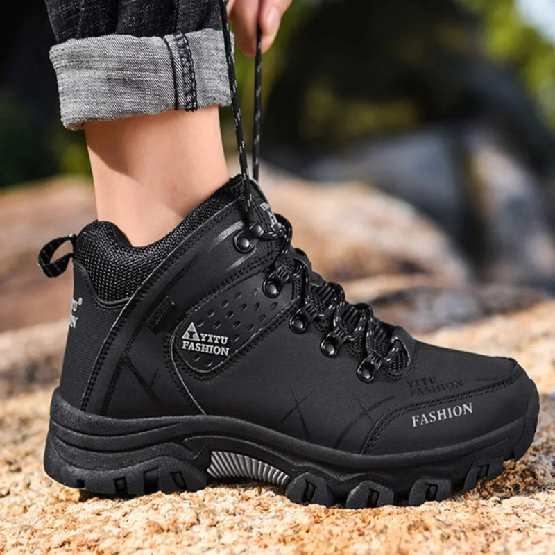 Schwarzer wasserdichter Wanderschuh für Damen, robustes Design, Outdoor-Abenteuer.