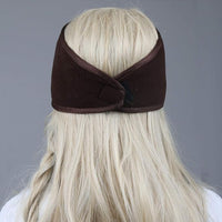 Blonde Frau mit braunem, verstellbarem Fleece-Stirnband für kaltes Wetter, Rückansicht.