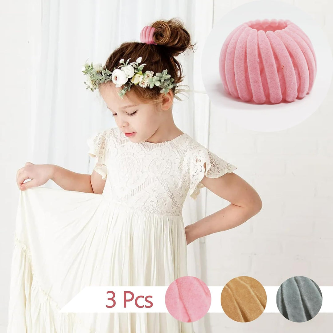 Mädchen in weißem Spitzenkleid mit rosa Samt-Haargummi, Blumenkranz, 3er-Set Haargummis.