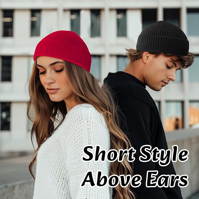 Zwei Personen mit roten und schwarzen Beanies, urbaner Hintergrund, modische Herbstkleidung.