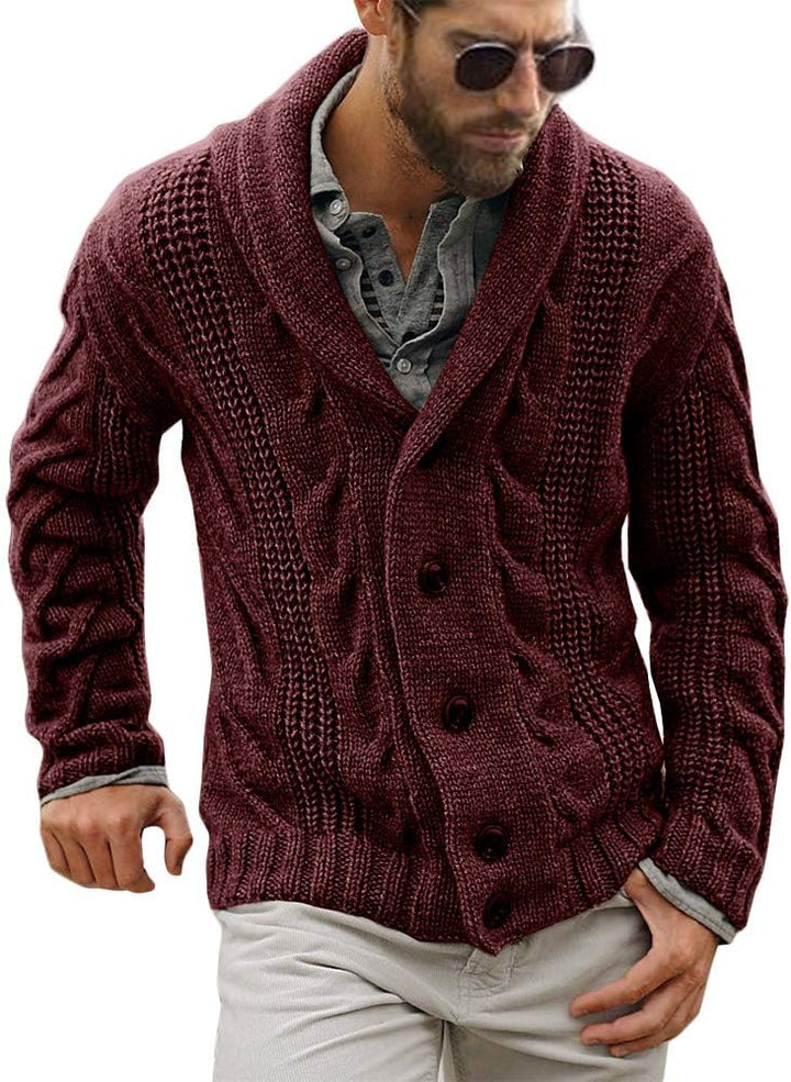 Mann in bordeauxroter Strickjacke mit Schalkragen und Zopfmuster, lässiger Herbstlook.