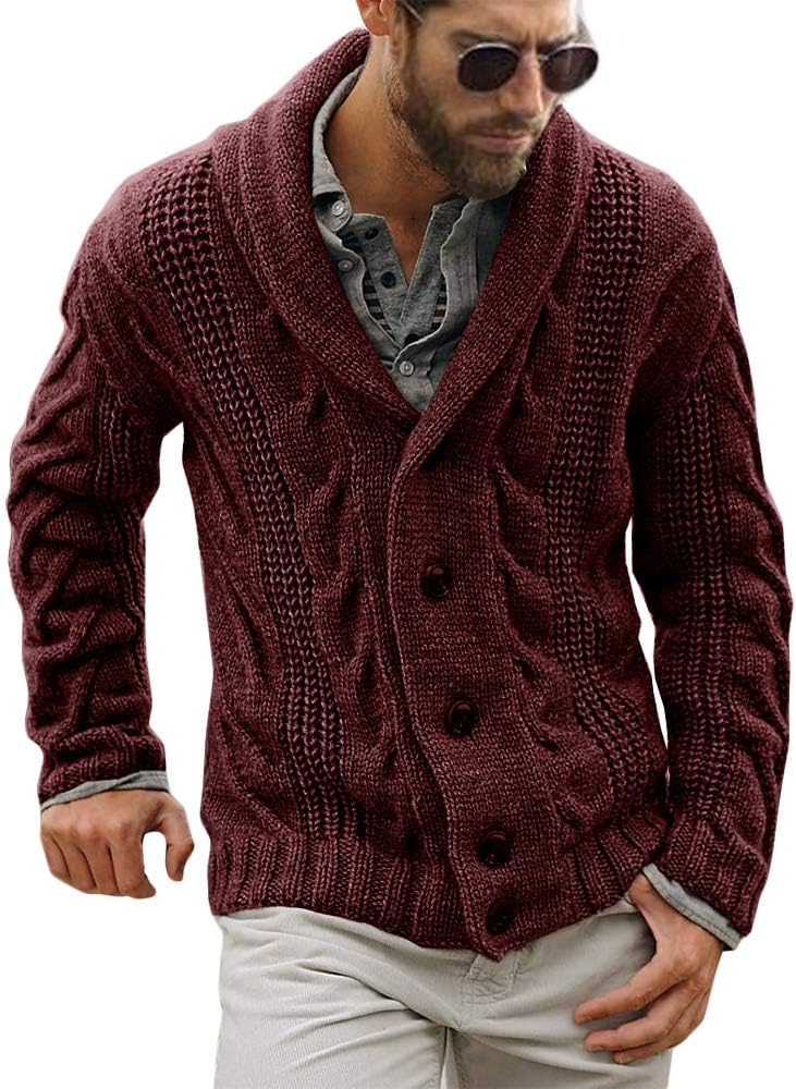 Mann in bordeauxroter Strickjacke mit Schalkragen und Zopfmuster, lässiger Herbstlook.
