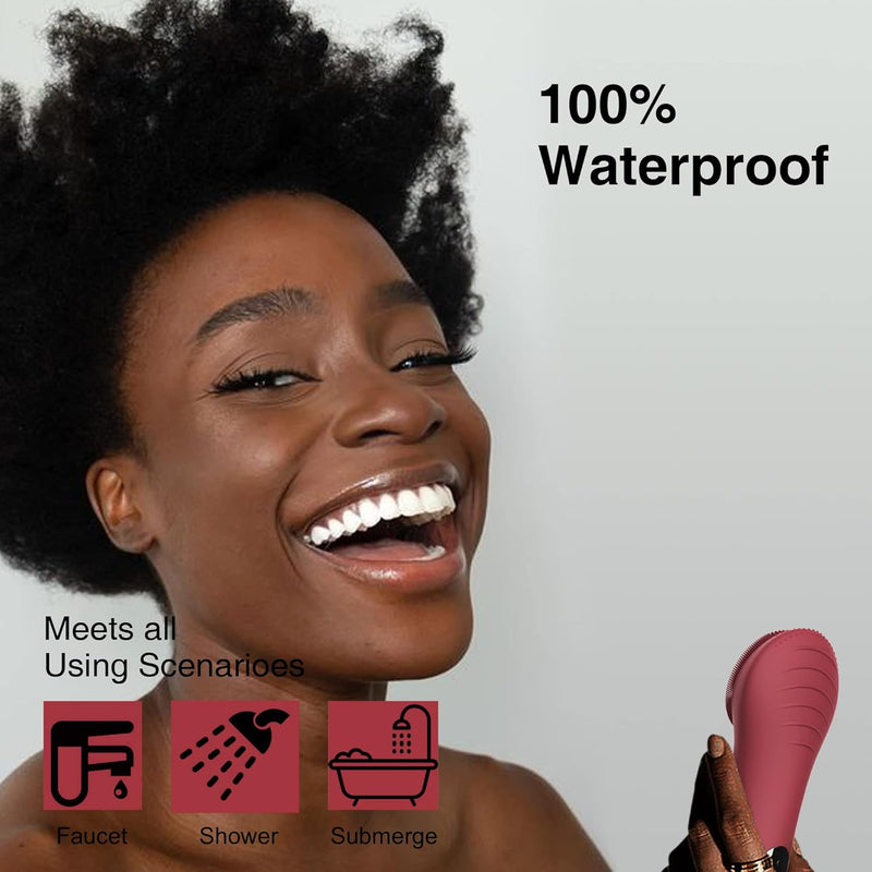 Frau mit Afro, hält roten wasserdichten Vibrator, lächelnd, 100% wasserdicht, für Dusche geeignet.