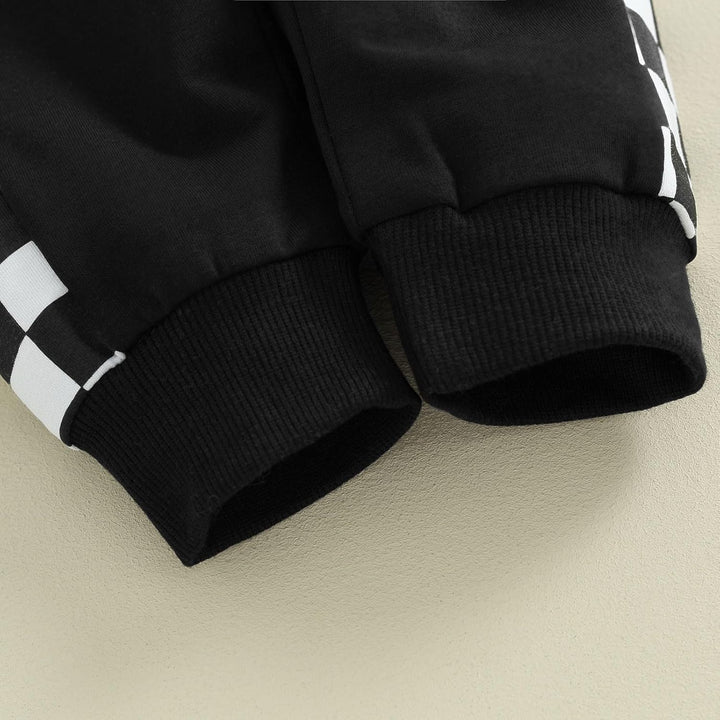 Schwarze Jogginghose mit weißen Karomuster, Bündchen, Baumwolle, sportlich, bequem.