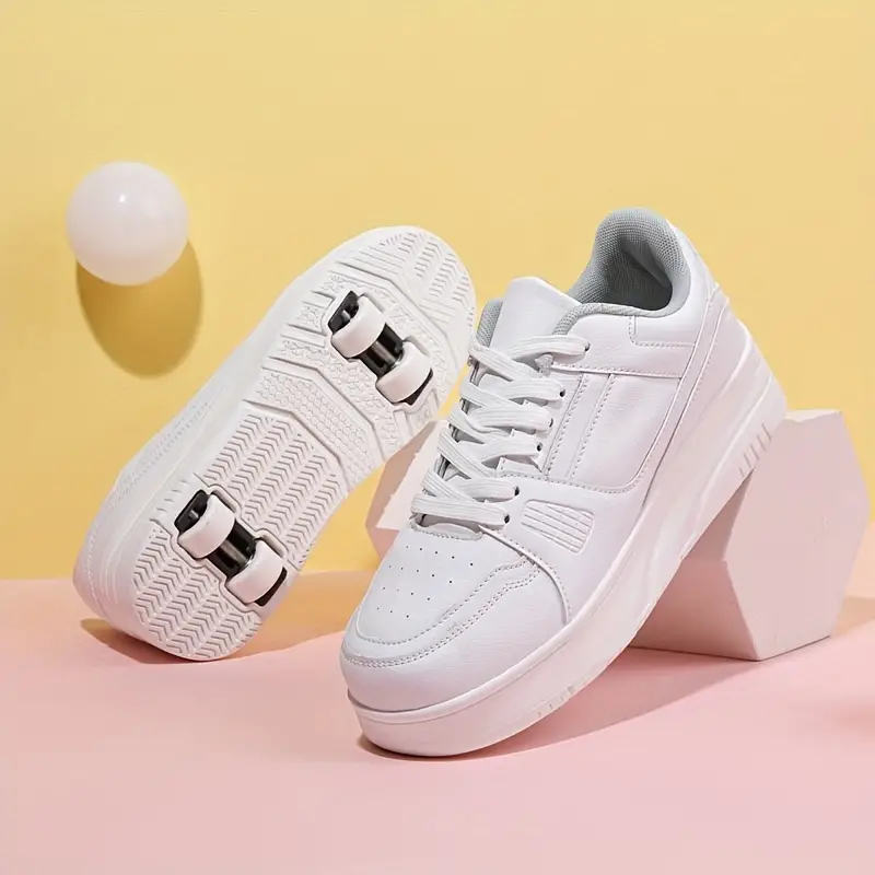 Weiße Rollschuhe Sneaker, sportlich, modern, auf gelbem Hintergrund, für Freizeit und Sport.