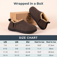 Braune Hausschuhe mit Fellfutter, rutschfeste Sohle, vor Karton, Größentabelle darunter.