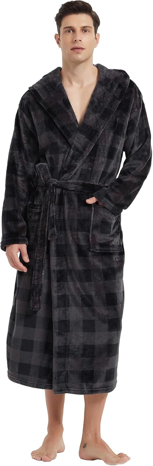 Mann im karierten, schwarzen Fleece-Bademantel mit Kapuze und Taschen, gemütlich und warm.