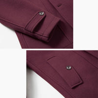 Bordeauxfarbener Wollmantelärmel mit Knopfdetail, elegantes Design, hochwertige Wintermode.