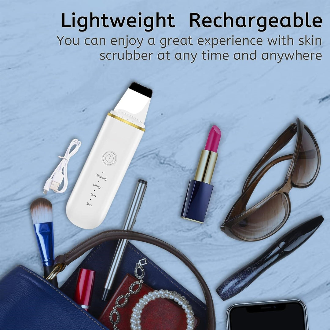 Hautreiniger Ultraschallgerät, weiß, wiederaufladbar, tragbar, mit Zubehör auf blauem Hintergrund.