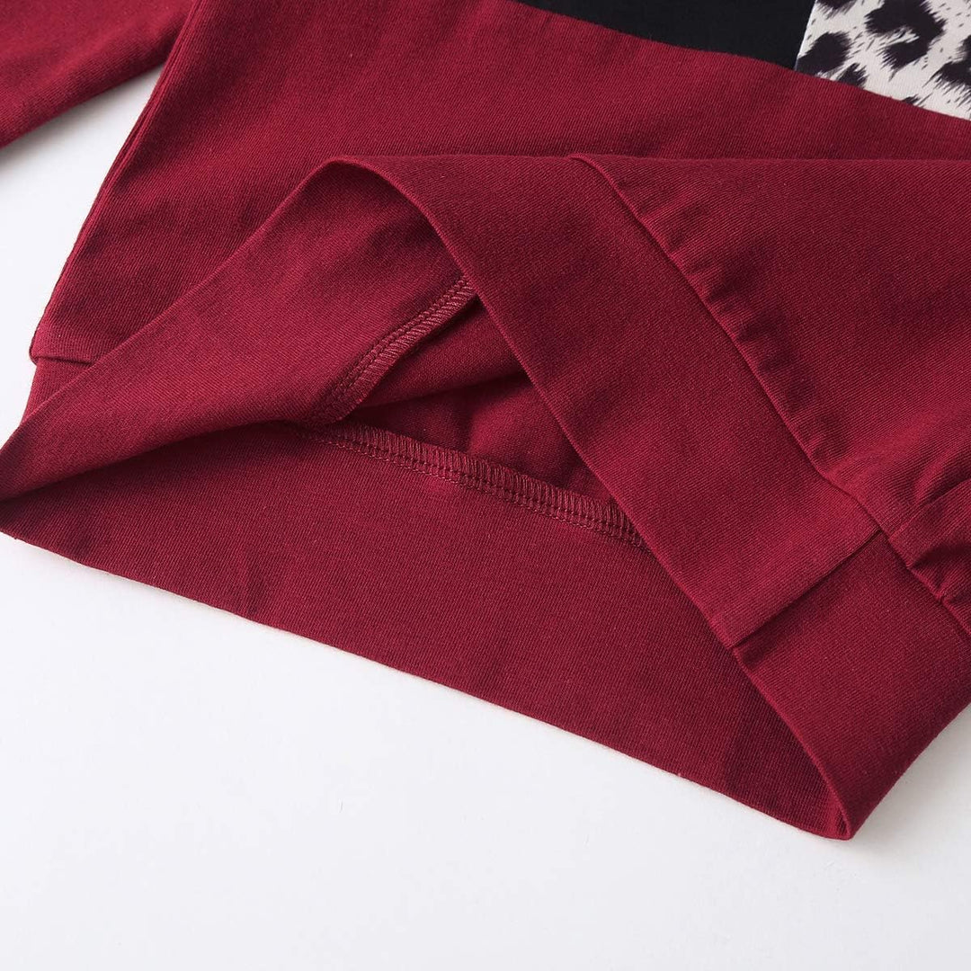 Roter Baumwollpullover, Detailansicht, weicher Stoff, modisches Design, Herbstkleidung.