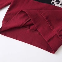 Roter Baumwollpullover, Detailansicht, weicher Stoff, modisches Design, Herbstkleidung.