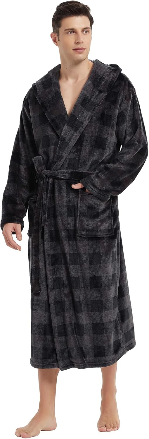 Mann im karierten, schwarzen Bademantel aus Fleece mit Kapuze und Gürtel.