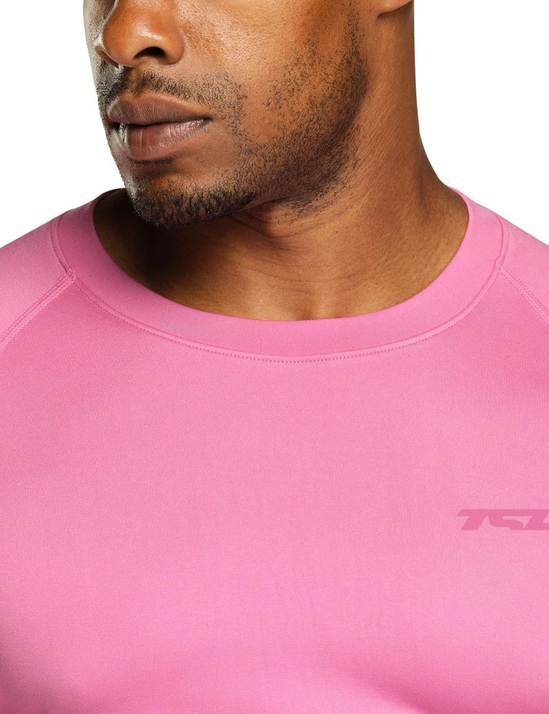Mann in rosa Sportshirt, atmungsaktiv, Fitnessbekleidung, Rundhalsausschnitt, Nahaufnahme.