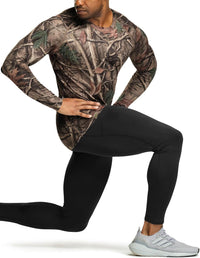 Mann in Tarnmuster-Langarmshirt und schwarzen Leggings beim Ausfallschritt, Sportbekleidung.
