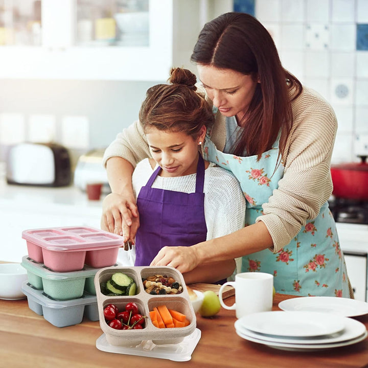 Mutter und Tochter kochen in der Küche mit stapelbaren Bento-Boxen aus Kunststoff.