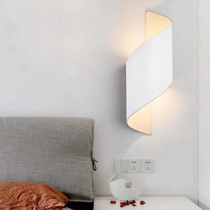 Moderne weiße Wandleuchte im Schlafzimmer, minimalistisches Design, energiesparend.