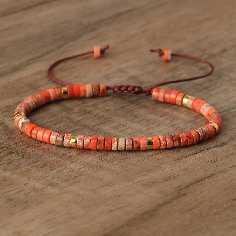 Rotes Perlenarmband aus Naturstein, verstellbar, handgefertigt, modisches Accessoire für Damen.