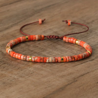 Rotes Perlenarmband aus Naturstein, verstellbar, handgefertigt, modisches Accessoire für Damen.
