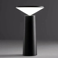 Moderne schwarze Tischlampe, konisches Design, LED-Beleuchtung, minimalistischer Stil.