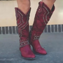 Rote Cowboystiefel mit Nieten, Damenmode, Leder, Westernstil, modische Stiefel, auffälliges Design.
